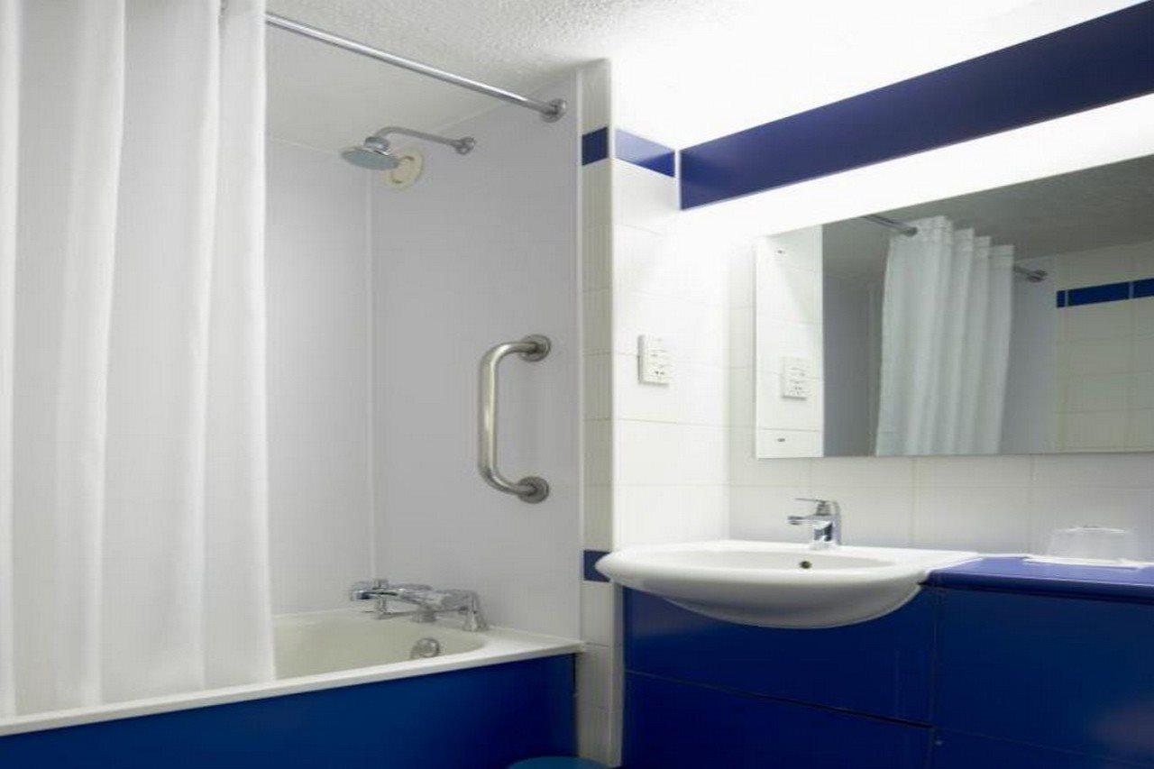 Travelodge Swindon Central Экстерьер фото