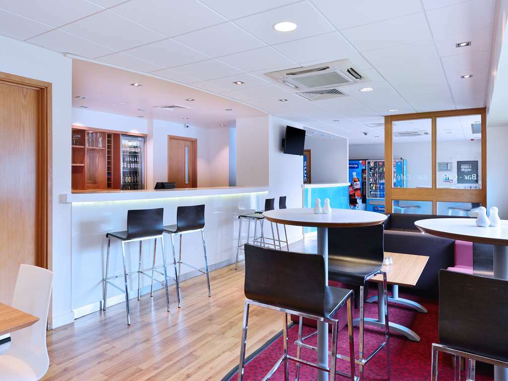 Travelodge Swindon Central Ресторан фото